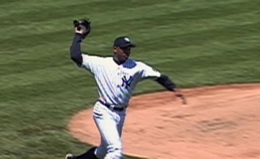 Orlando Hernandez throws his entire glove to first base (Throwback Thursday)