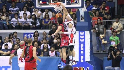 Chris Ellis posterizes Nelbert Omolon (Brgy Ginebra vs San Miguel – PBA Basketball)