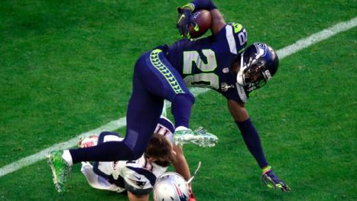 Horrific: CB Jeremy Lane breaks his arm after intercepting Tom Brady (*Viewer Warning*)