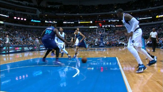 Amar’e Stoudemire welcomes himself to Dallas via the slam dunk