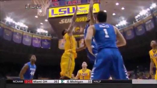 Kentucky’s Willie Cauley-Stein with a massive posterization