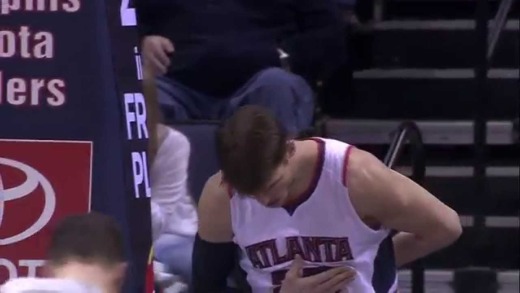 Kyle Korver uses mop to poke stuck ball free during game