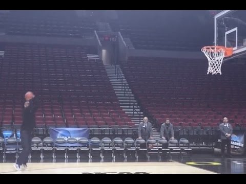 49 year old Reggie Miller knocks down jumpers at NCAA Tournament