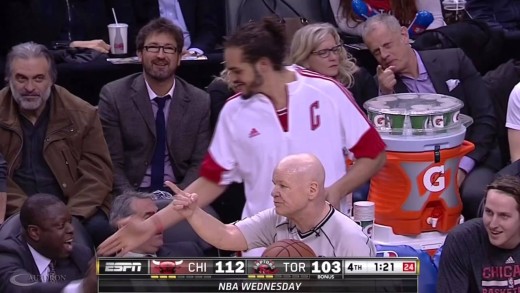 DeMar DeRozan mistakes Joakim Noah as teammate & throws ball out of bounds