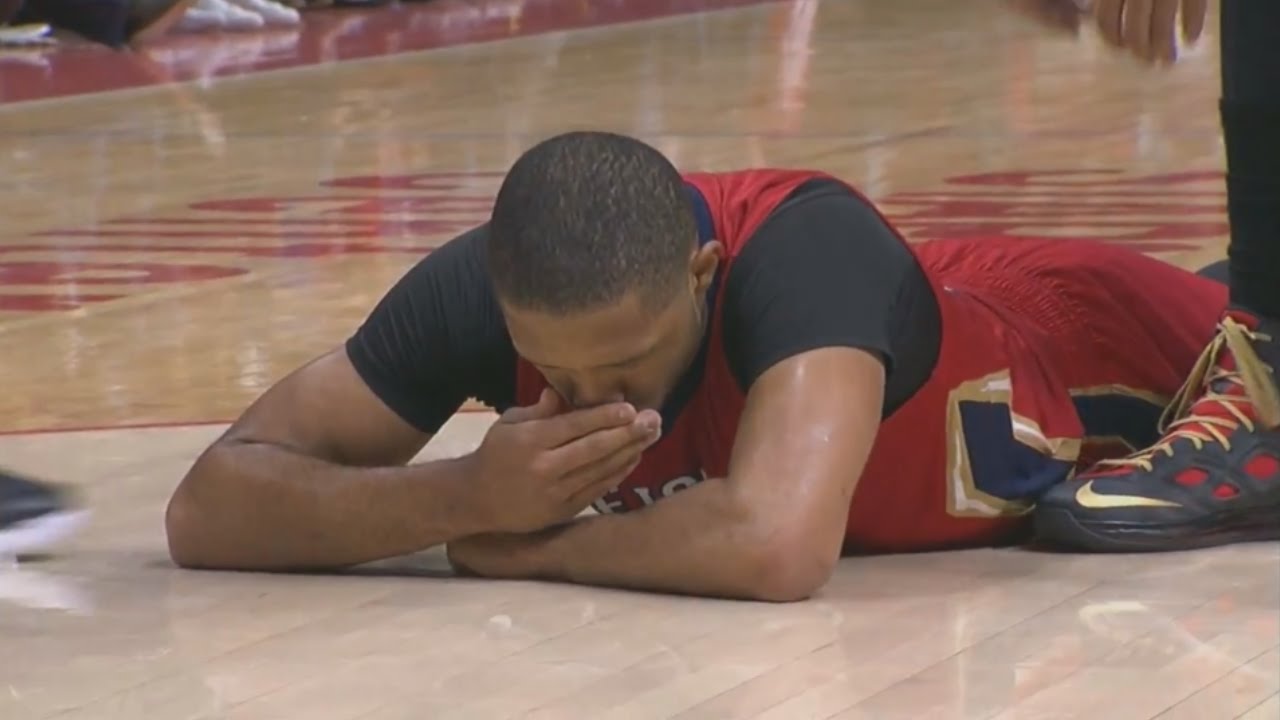 Eric Gordon breaks his tooth after taking a hard fall