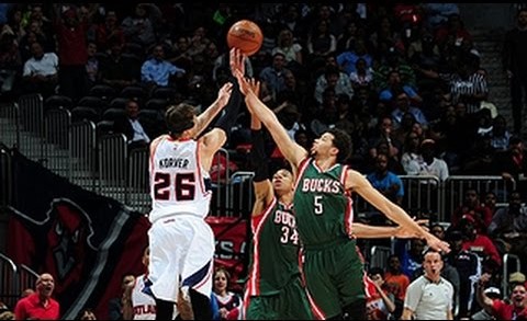 Kyle Korver scores four 3-pointers in 1 minute vs. The Bucks