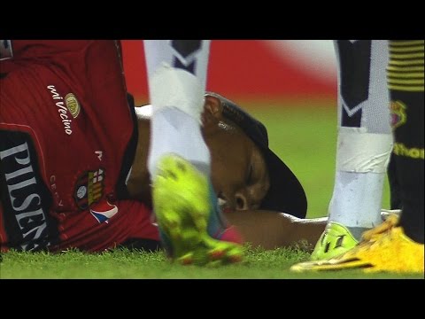 Maximo Banguera fake faint to avoid red card?