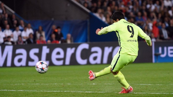 Luis Suárez 'megs David Luiz and Scores a Beauty in Champions League Game against PSG