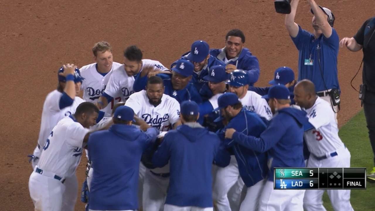 Alex Guerrero hits a walk-off single to give the Dodgers the extra-innings win