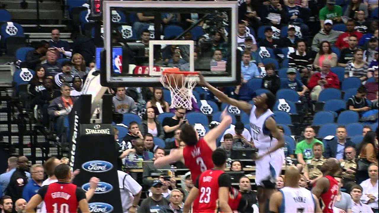 Andrew Wiggins throws down a monstrous poster slam yet again