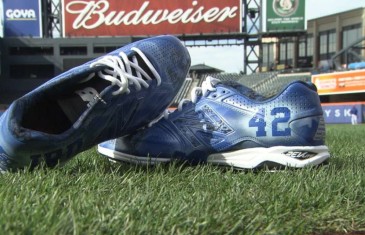 Curtis Granderson showcases cleats to honor Jackie Robinson