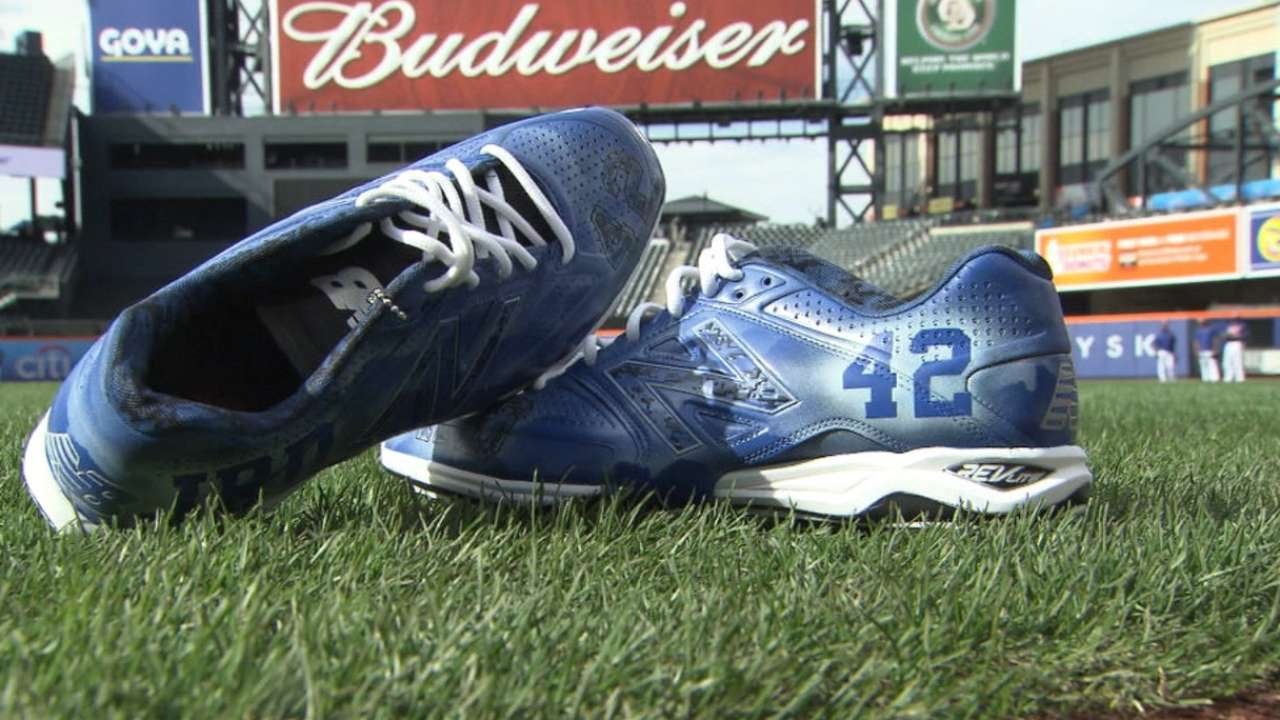 Curtis Granderson showcases cleats to honor Jackie Robinson