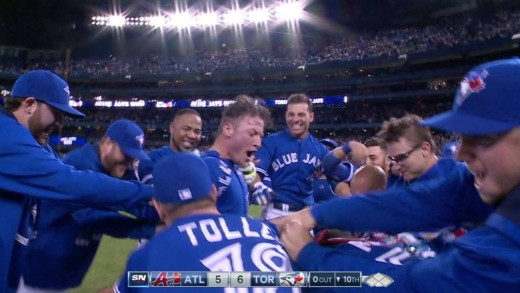 Josh Donaldson delivers a solo walk-off home in the 10th