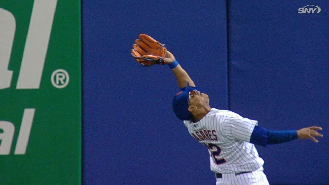 Juan Lagares goes Willie Mays for the over the shoulder grab