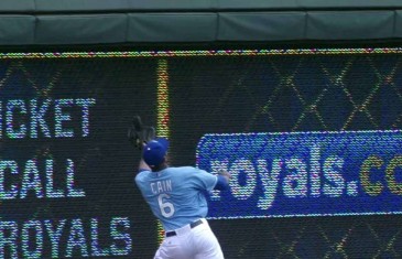 Lorenzo Cain hits wall & hangs on for incredible catch