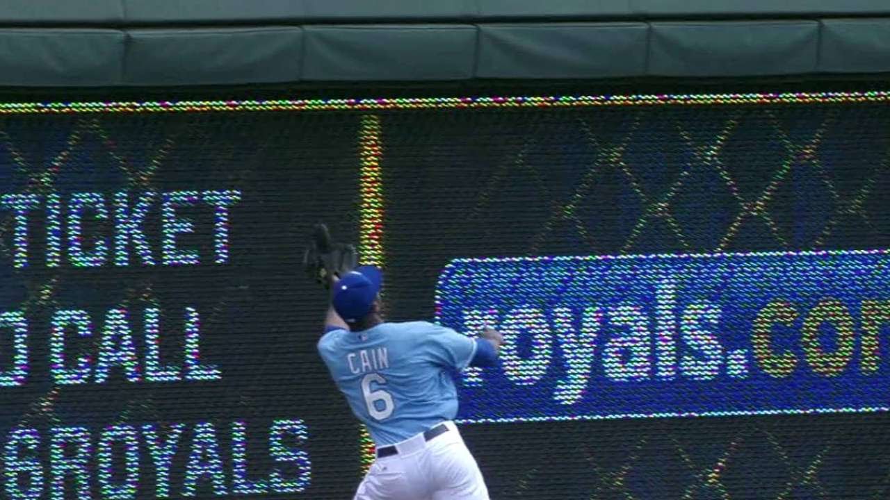Lorenzo Cain hits wall & hangs on for incredible catch