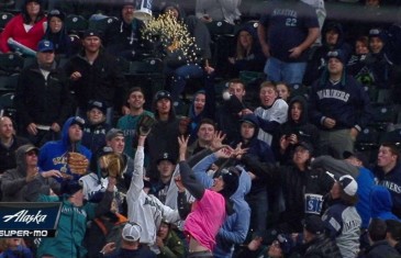 Mariners fan tosses popcorn bucket at foul ball