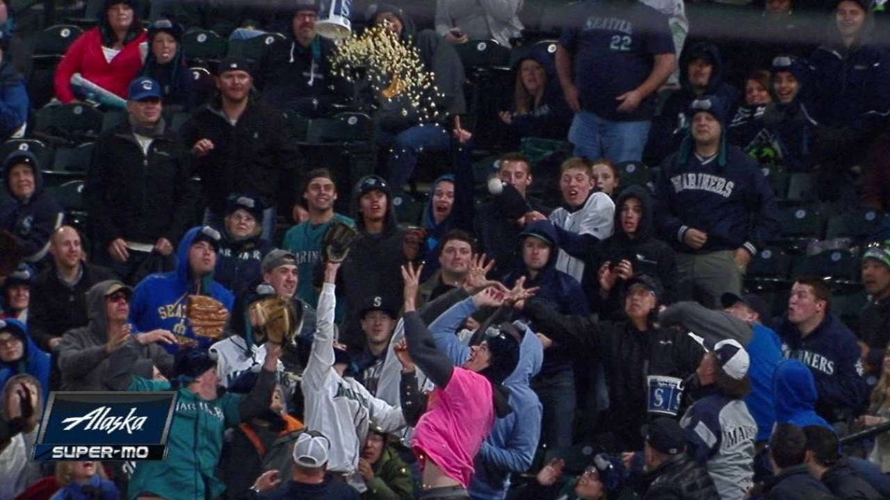 Mariners fan tosses popcorn bucket at foul ball