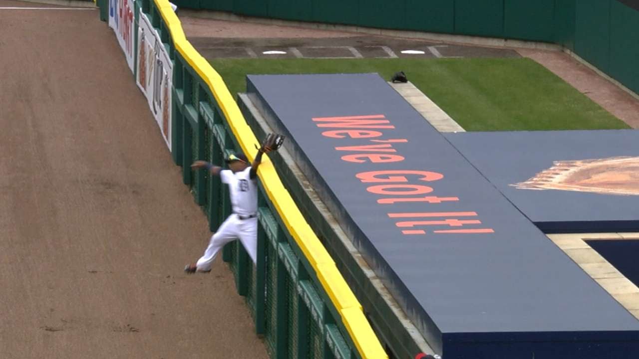 Yoenis Cespedes climbs the wall in left field & takes away a home run