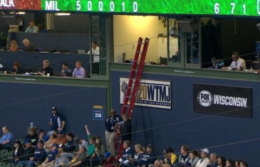 Brewers broadcaster Bob Uecker gets locked inside the press booth