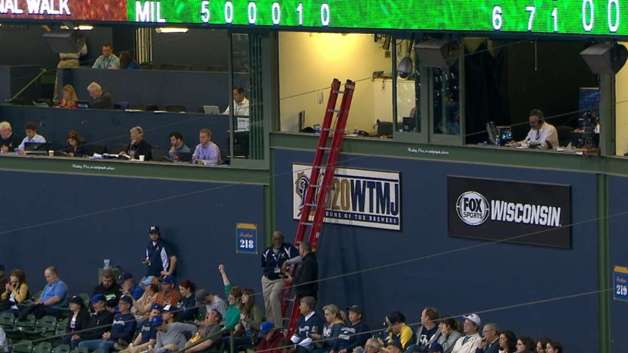 Brewers broadcaster Bob Uecker gets locked inside the press booth