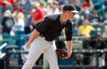 Yankees pitcher David Carpenter airmails pitch during timeout