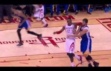 Dwight Howard throws his elbow at Andrew Bogut