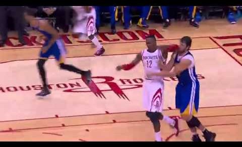 Dwight Howard throws his elbow at Andrew Bogut