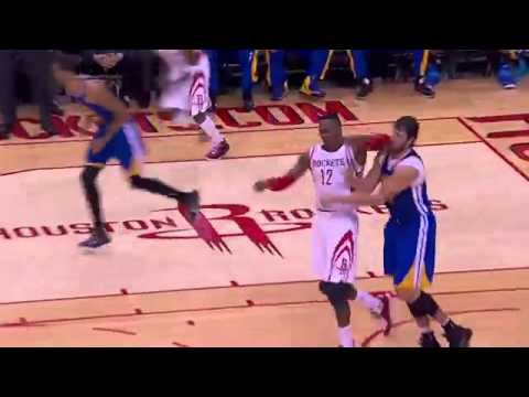 Dwight Howard throws his elbow at Andrew Bogut