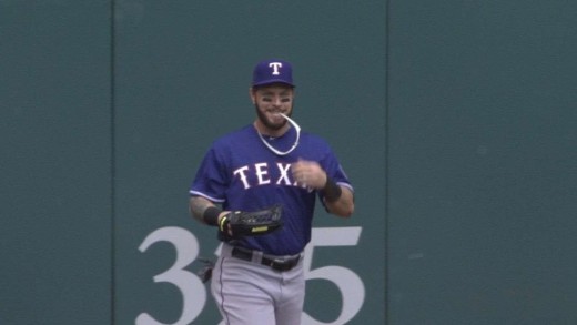 Josh Hamilton crashes into wall on leaping grab