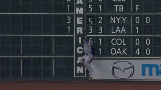 Alex Gordon knocks out ‘3’ on the scoreboard