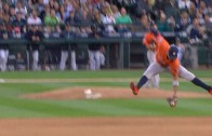 Carlos Correa makes an unbelievable leaping grab