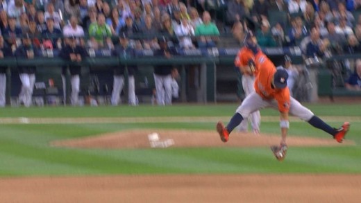 Carlos Correa makes an unbelievable leaping grab