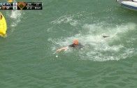 Giants fan swims to retrieve Brandon Belt’s long foul ball