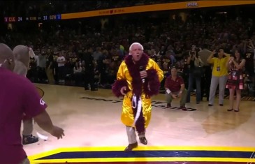 Ric Flair fires up the Cleveland crowd for Game 4 of the NBA Finals