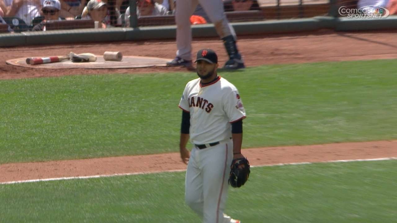 Yusmeiro Petit wows with no-look catch behind his back