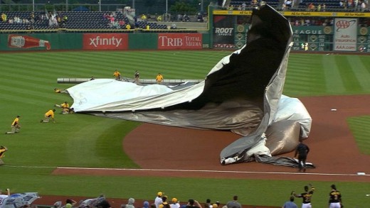 All Hands On Deck: Andrew McCutchen & Pirates help groundscrew put tarp on