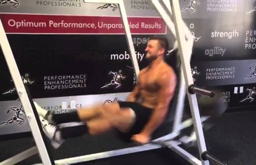 Beast Mode: Tim Tebow leg exercise before training camp
