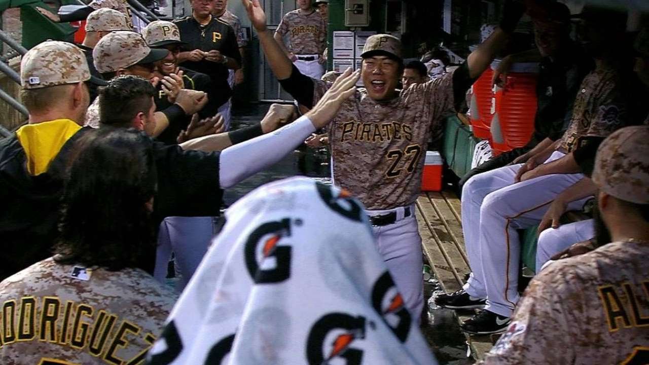 Jung Ho Kang dances to 'Gangnam Style' during delay