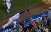 Anthony Rizzo makes incredible grab on the tarp while falling into stands