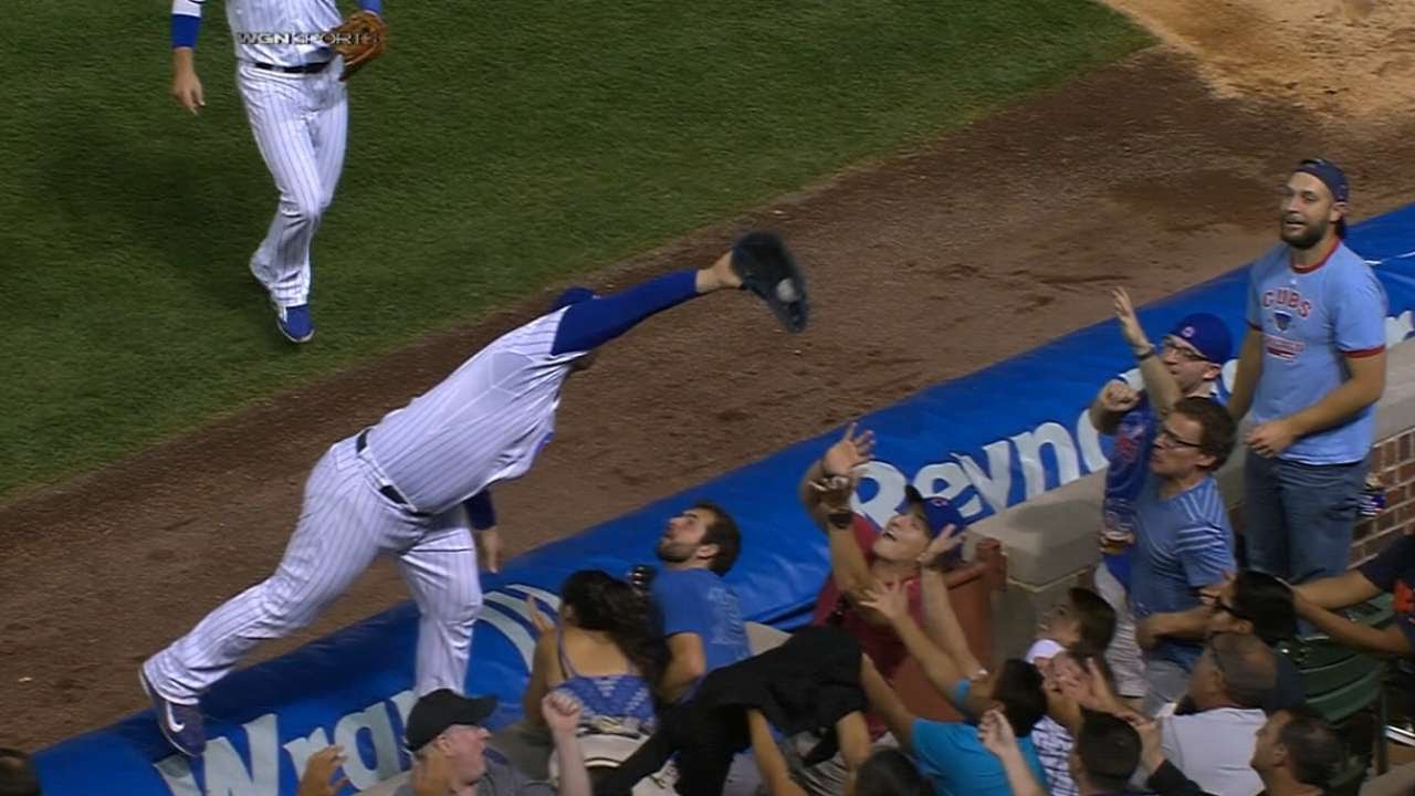 Anthony Rizzo makes incredible grab on the tarp while falling into stands