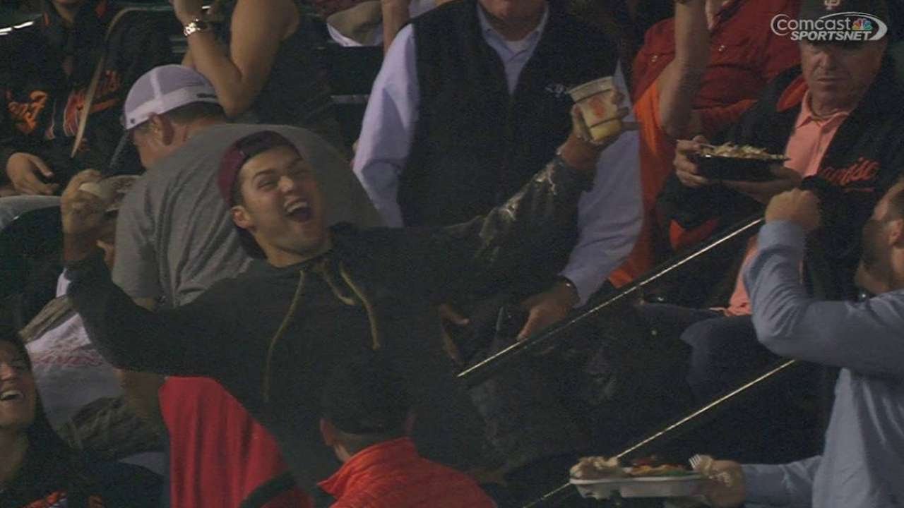 Fired Up: Giants fan spills beer but comes away with the foul ball