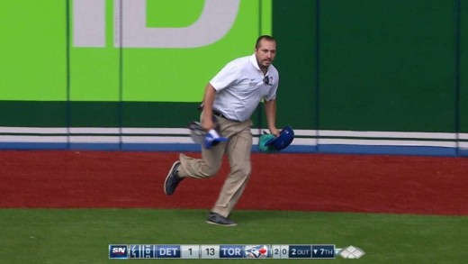 Hat Trick: Blue Jays fans throw hats on the field for Edwin Encarnacion’s 3 homers