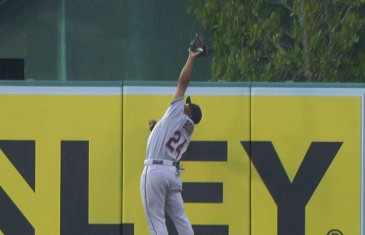 Michael Bourn makes leaping catch to rob a homer