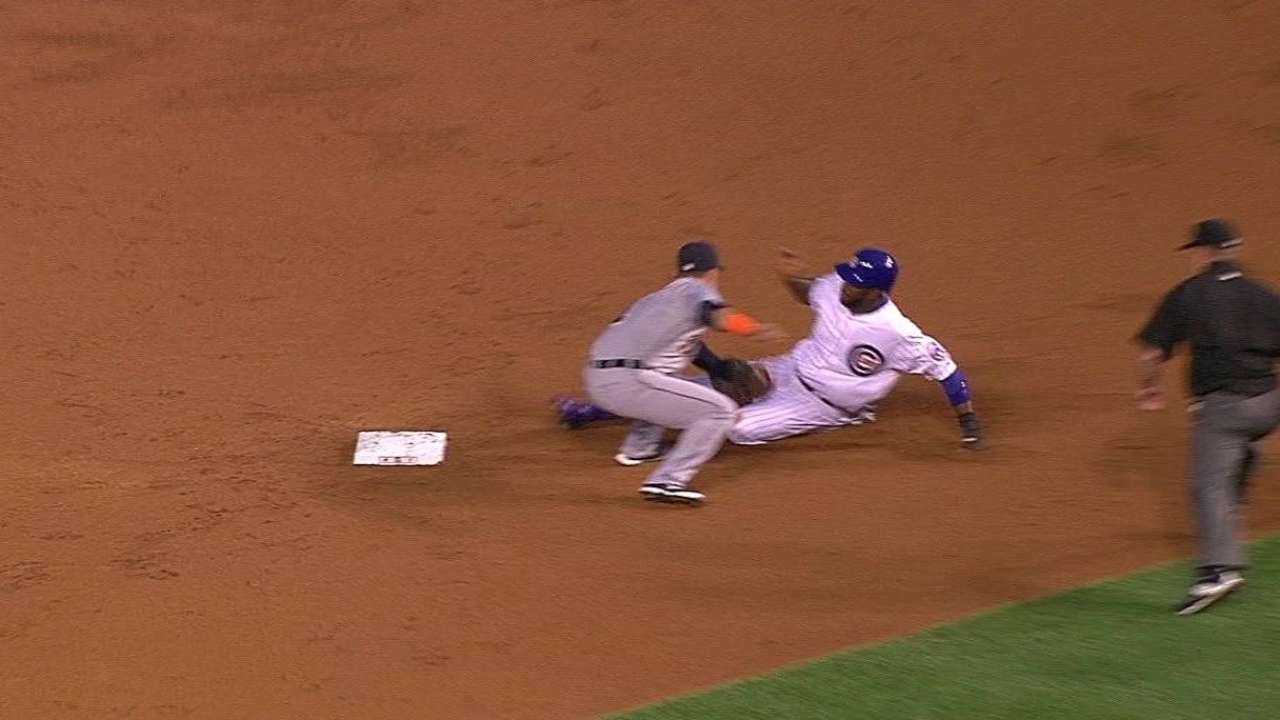 Miguel Cabrera gloveless for pick off attempt but recovers with throw