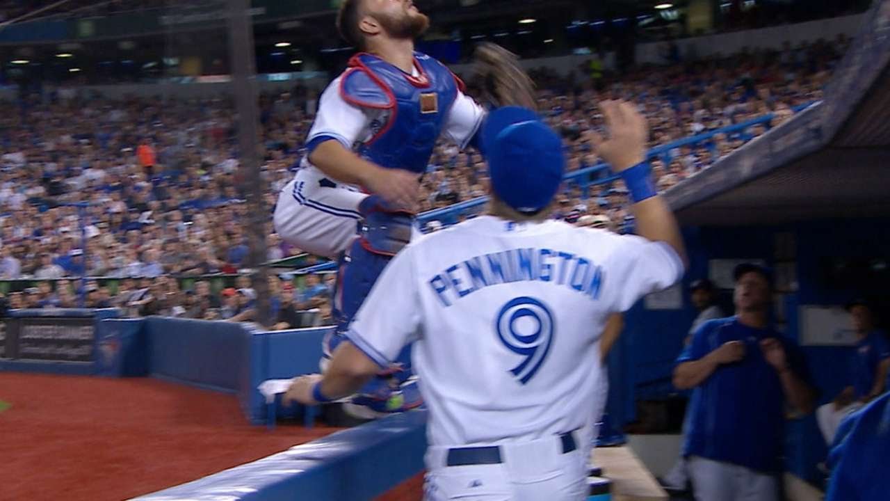 Russell Martin chases a foul pop fly & jumps onto railing for it