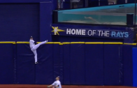 WTF: Rays outfielder Kevin Kiermaier misplays ball & gets stuck on wall?