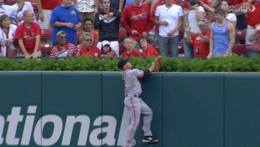 Wow: Giants outfield Juan Perez basket catches a home run robbery