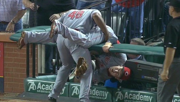 Reds 3B Todd Frazier gets put in an awkward position after making railing catch