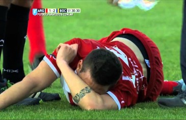 Awful: Soccer player Ezequiel Ham breaks leg on kick (*Viewer Warning*)